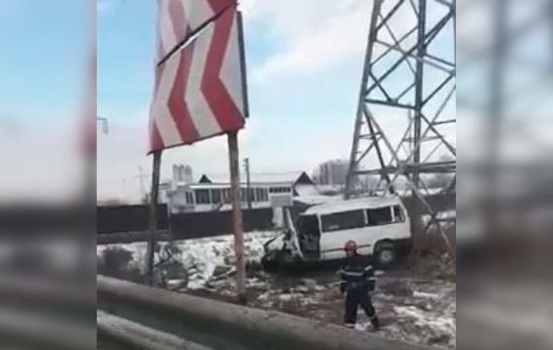 Microbuz cu 9 pasageri, implicat într-un accident terifiant în Bascov, Argeș. A sărit peste parapete și s-a răsturnat pe câmp / FOTO&VIDEO
