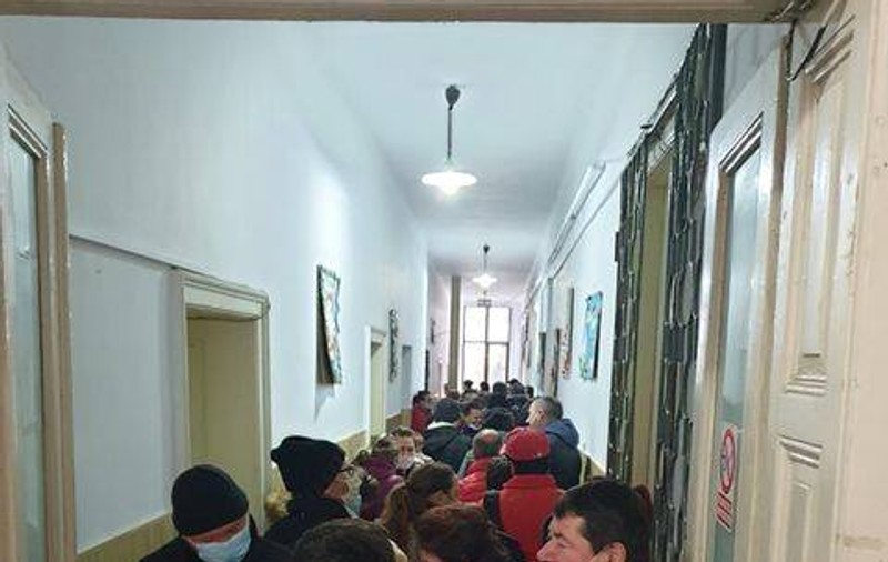 Cum arată „distanțarea” într-un oficiu pentru șomaj din Bihor. „Toți am fost chemați la 9.00 și ne-am îmbulzit pe acel coridor”