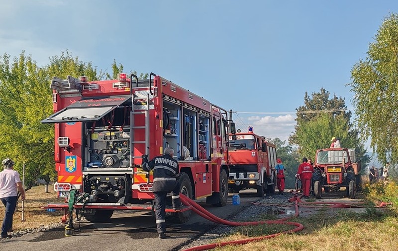 O femeie din Buzău a fost găsită carbonizată în casa cuprinsă de flăcări. Soțul și fratele ei, salvați de pompieri