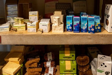 Bureții compostabili, alternativa mult mai prietenoasă cu mediul a bureților de plastic din supermarketuri