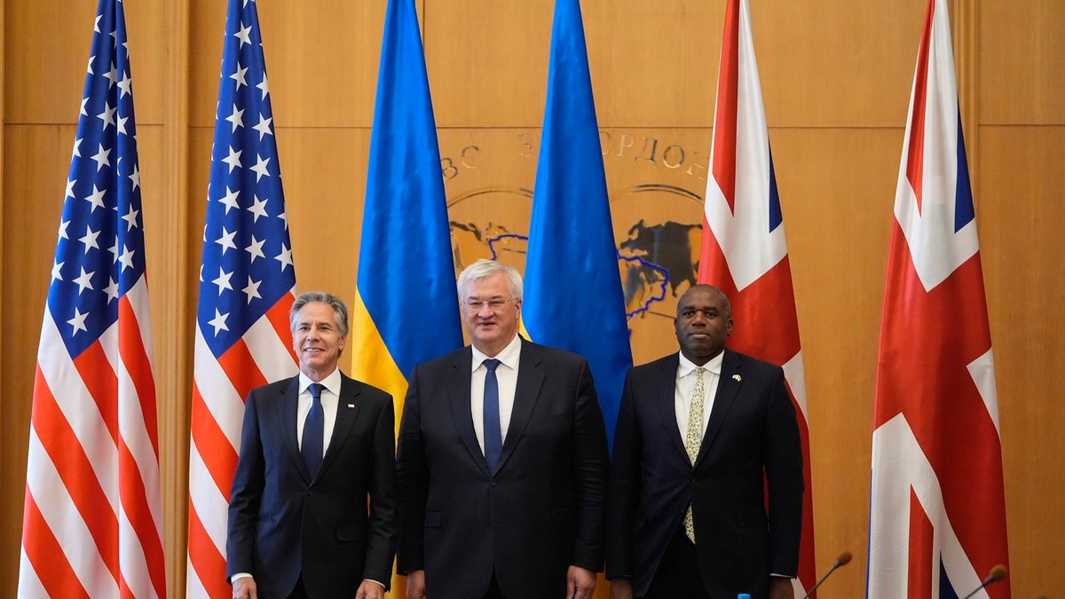 Antony Blinken (stânga) și David Lammy (dreapta), primiți de noul lor omolog ucrainean Andrii Sîbiha Foto: Profimedia