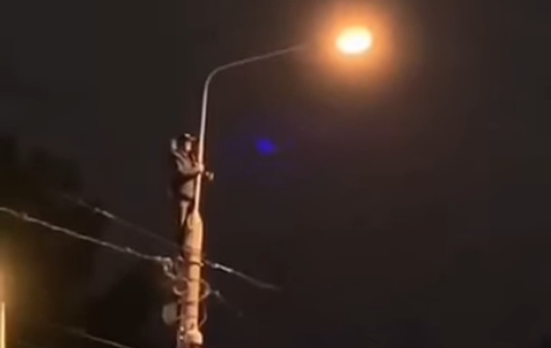 VIDEO | Un bărbat s-a urcat pe un stâlp în fața Palatului Cotroceni. “Îi cerea o casă președintelui Iohannis”