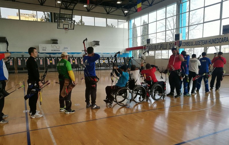Începe Campionatul Național de Tir cu Arcul indoor destinat persoanelor cu dizabilități fizice. Competiția, în sala de sport a Liceului Traian din București | FOTO