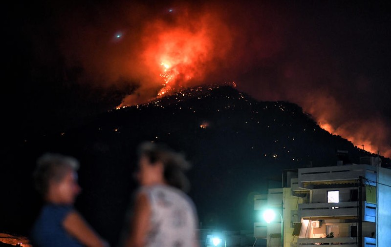 Incendiu de proporții în apropiere de Atena