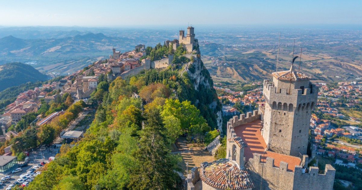 Vedere panoramică asupra turnurilor medievale din San Marino