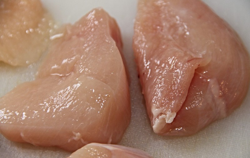 Carne de pasăre care ar fi infectată cu gripă aviară, livrată în România. Avertismentul Comisiei Europene