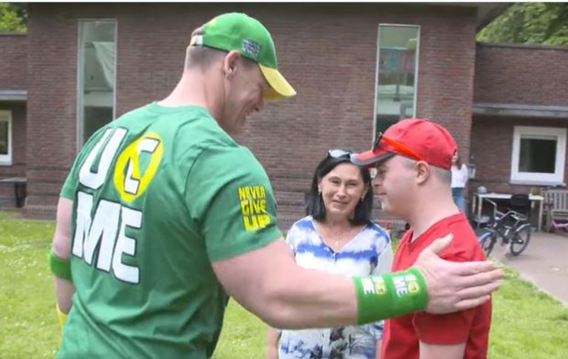 Legendarul wrestler John Cena s-a întâlnit cu un tânăr ucrainean cu sindromul Down, refugiat din Mariupol