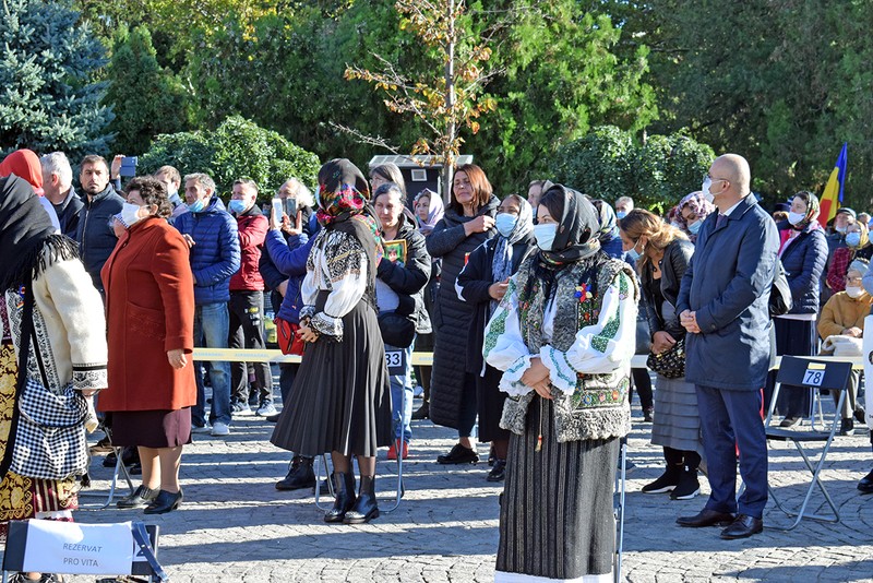 Credincioși ascultă Liturghia