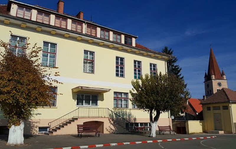 Un adolescent din Cisnădie a amenințat o elevă cu un pistol, sub ochii profesorului și ai colegilor de clasă. Tânărul a fost reținut