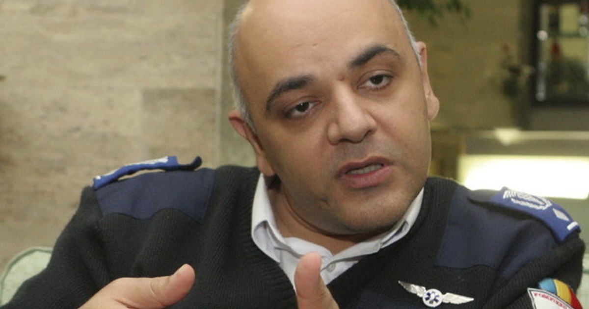 Raed Arafat a oferit detalii despre microbuzul căzut în râul Bistrița. Raed Arafat (în uniformă), gesticulând din mâini, în timpul unui interviu