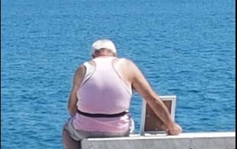 FOTO | Un bătrân din Italia stă în fiecare dimineață la malul mării alături de o poză a soției sale moarte