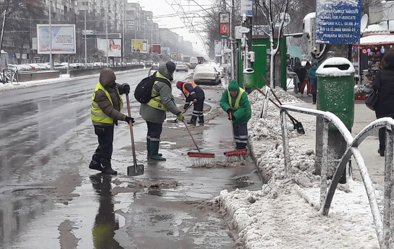 Primăriile de sector și cea a Capitalei s-au amendat reciproc cu mii de lei că nu au curățat gheața din parcuri și de pe trotuare