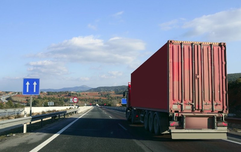 200.000 de șoferi de TIR ar putea pierde dreptul de a conduce pe drumurile din SUA. Noi reguli pentru permisele camionagiilor străini