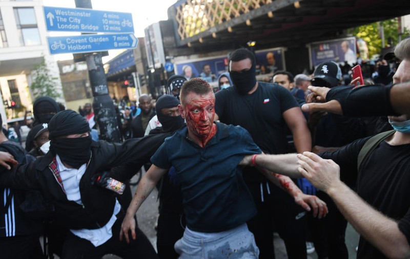 Imaginea care a făcut înconjurul lumii. Un activist de extremă dreapta, salvat de un suporter Black Lives Matter, la protestele violente din Londra