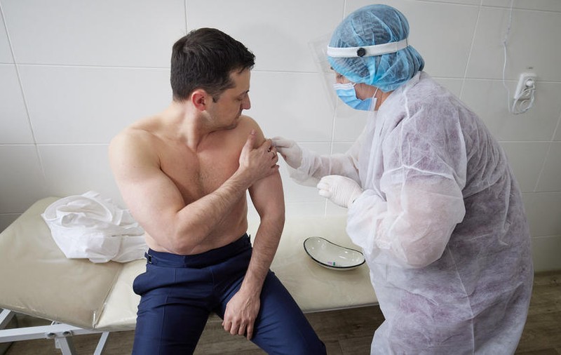 Președintele Ucrainei s-a vaccinat anti-COVID cu AstraZeneca: „Vaccinul ne va permite să trăim din nou fără restricţii”