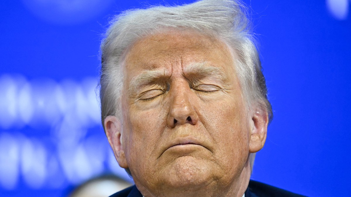 Președintele american Donald Trump stă cu ochii închiși în timpul Consiliului de pace de la Davos si se pare că la ochiul lui drept are o vânătaie.