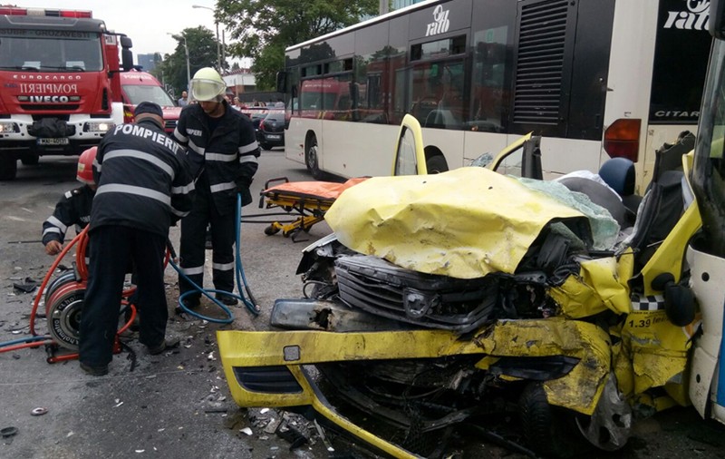 FOTO & VIDEO | Grav accident rutier în Capitală, soldat cu doi morți și doi răniți. Un taxi și un autoturism s-au ciocnit frontal pe Splaiul Independenței, în zona Sema Park