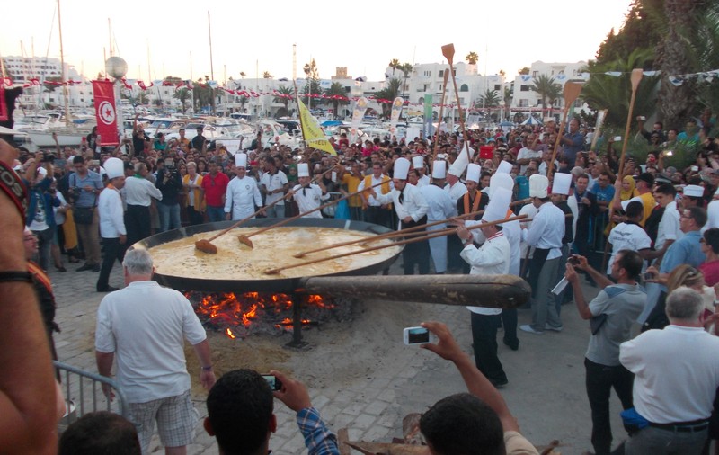 Românii de la Olimpiada Media au gătit o omletă-gigant, din 4.000 de ouă, record de Guiness în Africa!