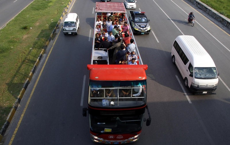 Un bărbat care petrecea într-un autobuz turistic descoperit, grav rănit după s-a lovit cu capul de un pod, în Germania