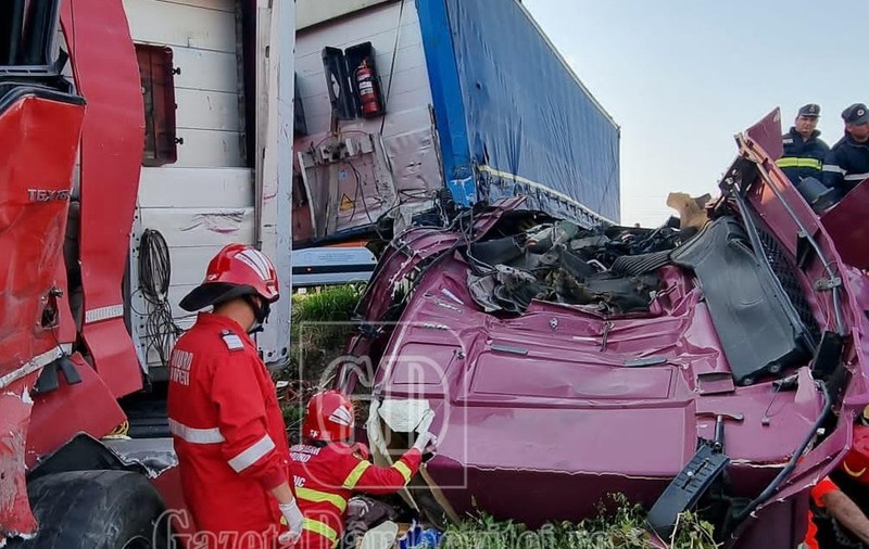 Un șofer de TIR a supraviețuit în cabina strivită, după un grav accident produs în Dâmbovița