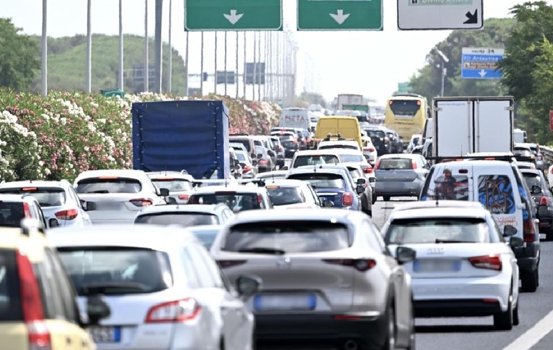 O femeie a sărit dintr-o mașină în mers ca să scape de fostul iubit care voia să o omoare, pe șoseaua de centură a Romei