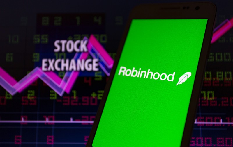 Robinhood, aplicația forumiștilor care s-au luat la trântă cu rechinii de pe Wall Street, vinde datele clienților către firmele de brokeraj