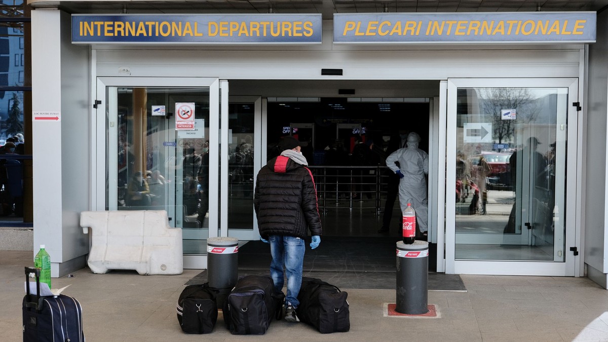 Persoane sosesc la aeroportul International Cluj Napoca de unde vor zbura catre Germania, joi 9 aprilie 2020. Peste 2000 de romani, in majoritate muncitori sezonieri au plecat de la Cluj-Napoca cu 13 avioane charter platite de Ministerul Agriculturii din Germania, ca urmare a presiunii fermierilor germani de a se ridica restrictiile impuse de guvernul federal, pentru limitarea infectarilor cu noul coronavirus.Foto Hepta