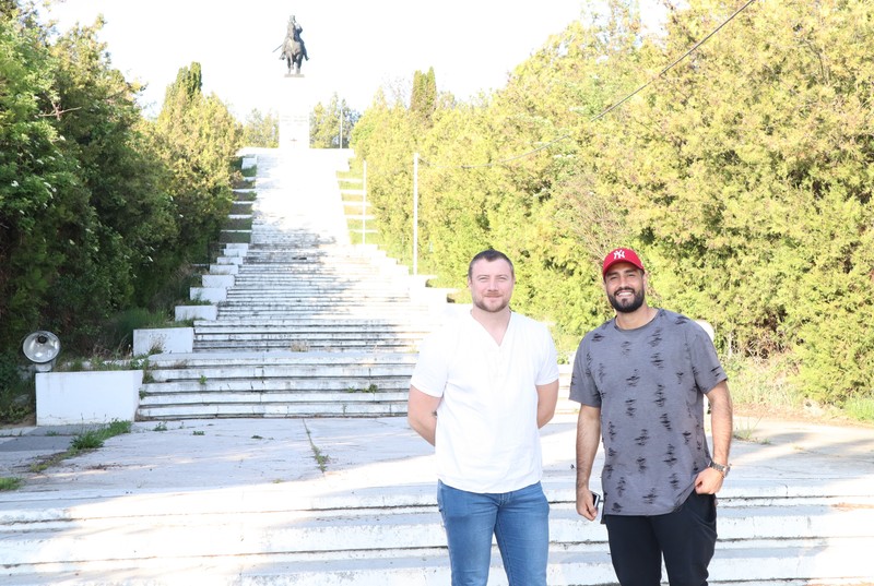 Alături de cel mai bun prieten, Dan Savenco, la statuia lui Ștefan