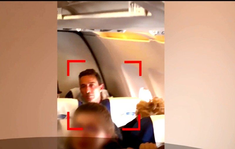 FOTO | Primele imagini cu Radu Mazăre în avionul care îl aduce în România