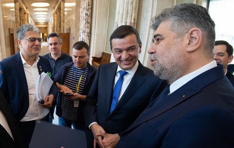 Discuții pe holurile Guvernului în ianuarie 2024 între Marcel Ciolacu (premier PSD), Marcel Boloș (ministru PNL de Finanțe) și Sorin Grindeanu (ministru PSD al Transporturilor)