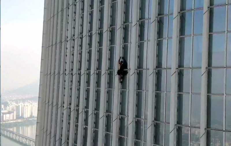 Un bărbat a fost arestat în Coreea de Sud pentru că a încercat să escaladeze liber a cincea cea mai înaltă clădire din lume