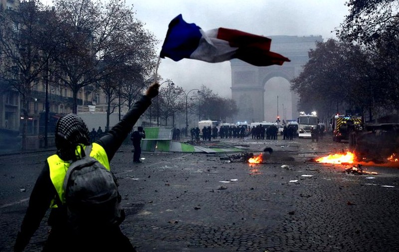 Protestele "vestelor galbene", o "catastrofă economică" pentru Franța