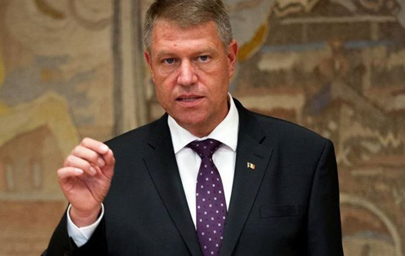 Fanii lui Iohannis își iau like-ul înapoi. Cât de mult i-a dăunat președintelui poziția față de cazul Antenelor