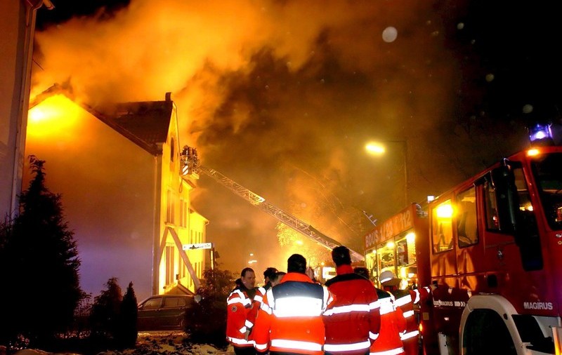 Un german și-a dat foc la casă, după ce a încercat să dezghețe țevile de apă cu un uscător de păr