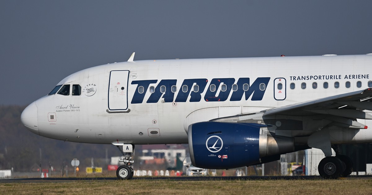 Avion al companiei TAROM la Aeroportul Henri Coandă Otopeni