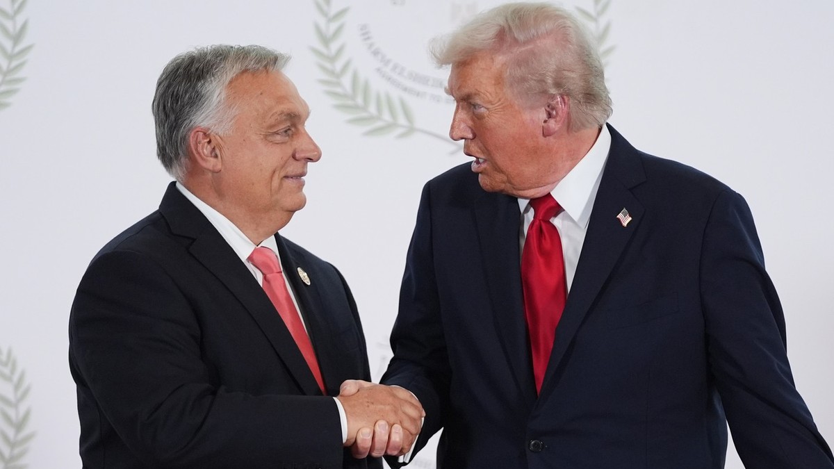 Viktor Orban (stânga) și Donald Trump dau mâna în timpul unui eveniment