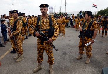 Forțe pro-Houthi în aprilie 2022, la mormântul liderului Houthi Saleh al-Sammad și al companionilor săi care au murit în urmă cu 4 ani într-un atac al unei drone ce aparținea forțelor saudite. Foto: Profimedia
