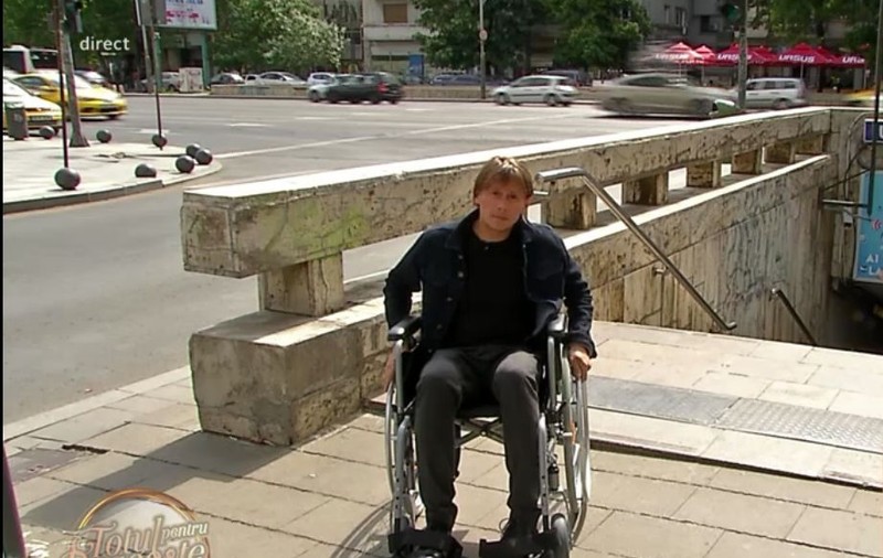 Actorul Marius Manole, în scaun cu rotile prin București. Imaginea care i-a emoționat pe toți
