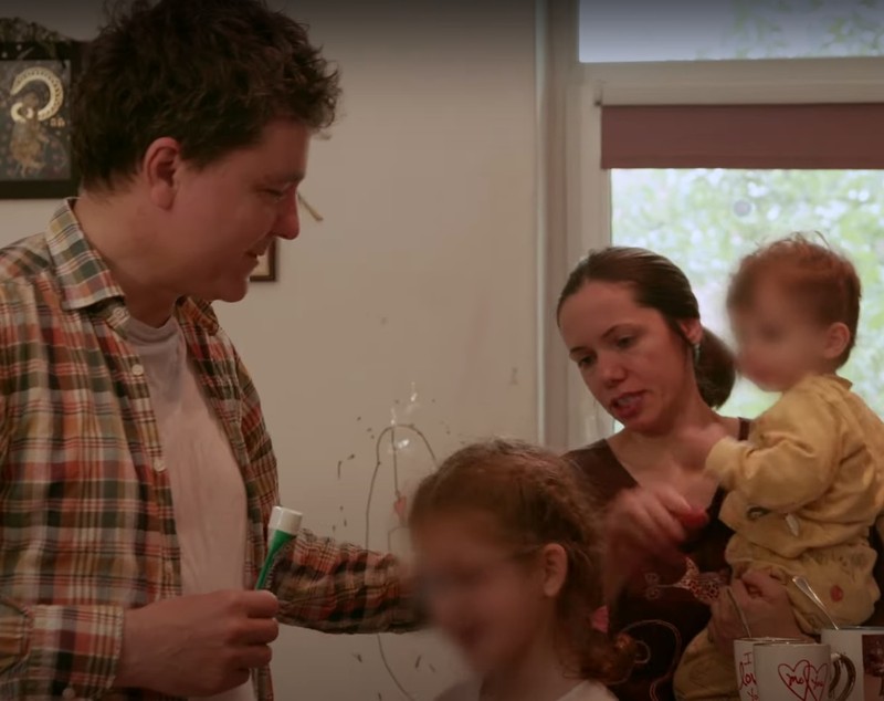 Însoțit de un agent SPP, Nicușor Dan și-a dus fetița la școală de dimineață. Ce a avut în mână noul președinte al României