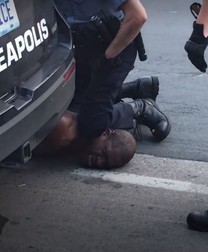 Polițistul Derek Chauvin, cu genunchiul pe gâtul lui George Floyd