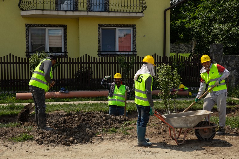 Din canalizare, un muncitor spune “I love Romania”.