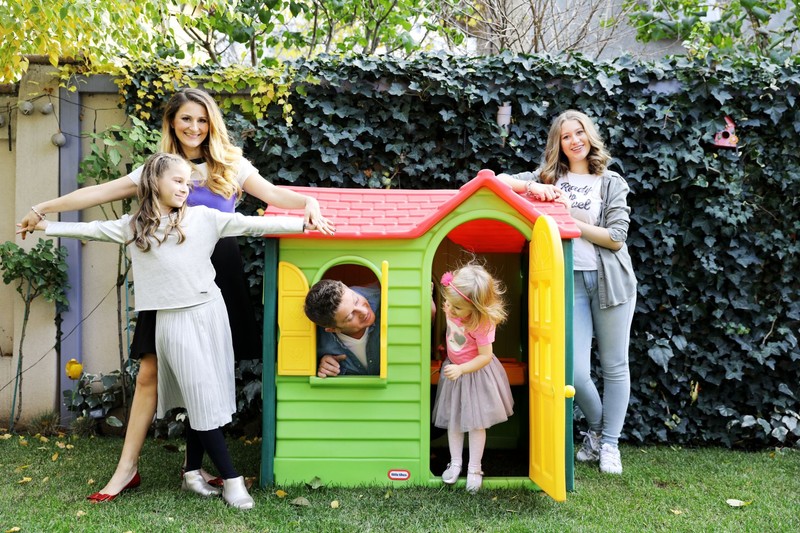 Pavel Bartos si familia