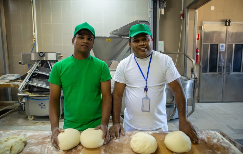 Am vorbit cu Piumal și Mahinda, muncitorii din Sri Lanka angajați la brutăria din Ditrău. Unul a plâns când a aflat că localnicii vor să-i alunge: „A fost o neînțelegere, romanian people good”