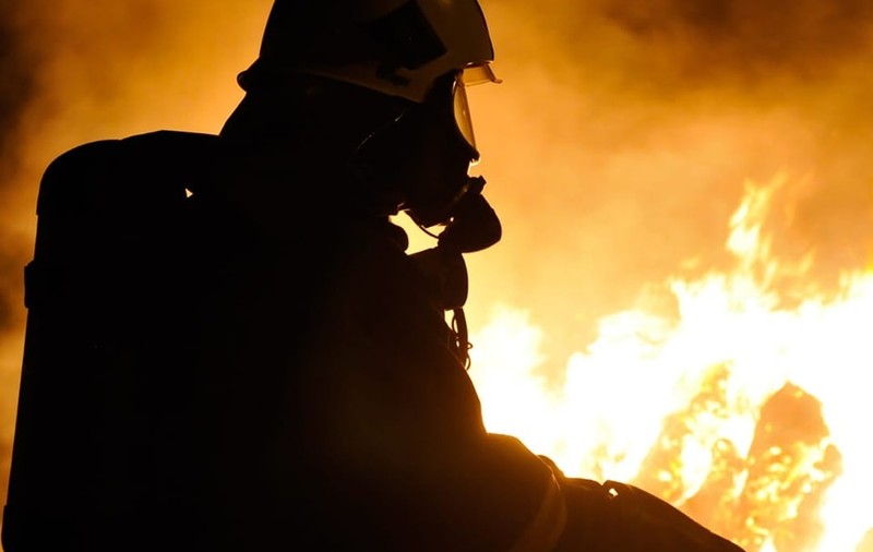 Un om a murit în noaptea de Înviere, în incendiul pornit de la o lumânare, care i-a cuprins apartamentul, în București