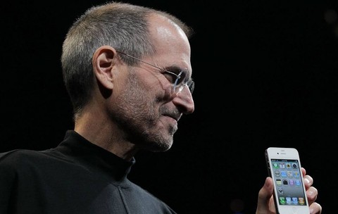 Steve Jobs, în timpul conferinței Apple WWDC din 2010, ocazie cu care a prezentat, în premieră, iPhone 4.
