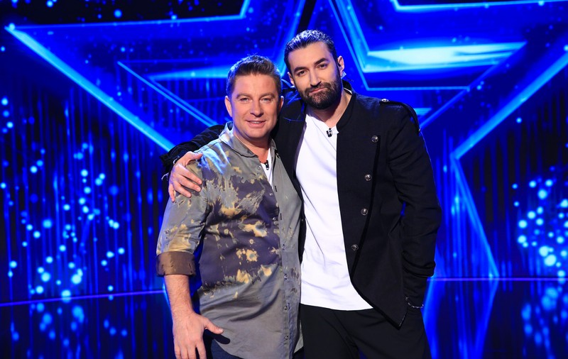 Smiley și colegul lui de la “Românii au talent” s-au înrudit atunci când solistul a nășit-o pe fata cea mică a actorului. “Prietenia cu Pavel Bartoș este unul dintre cele mai mari câștiguri ale mele”