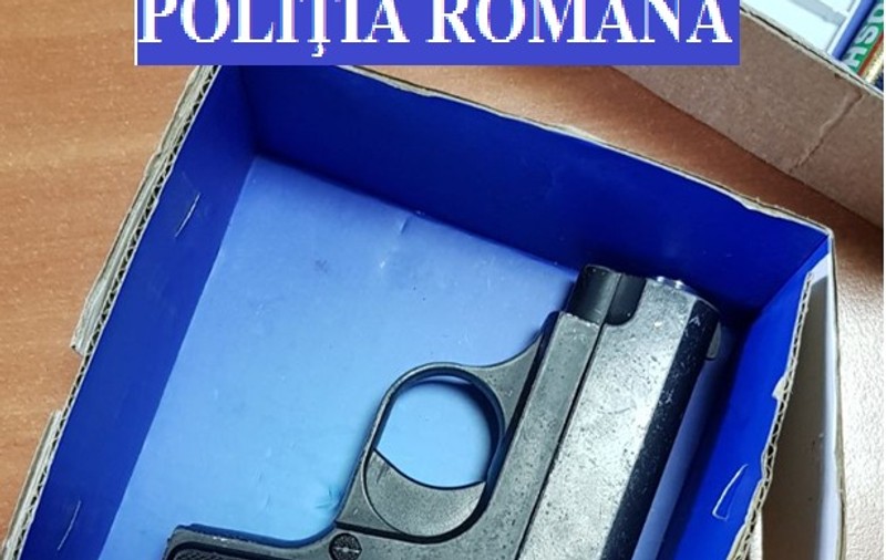 Polițiștii au ridicat un arsenal din casele a doi tineri în urma unor percheziții în Timiș