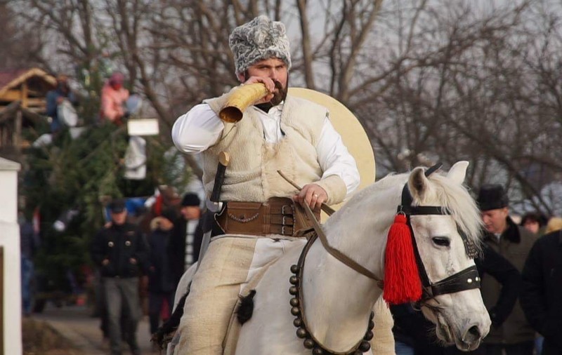 Spectacolul tradițiilor de Anul Nou. Jocul căiuților, umblatul cu ursul și capra aduc belșug și bucurie