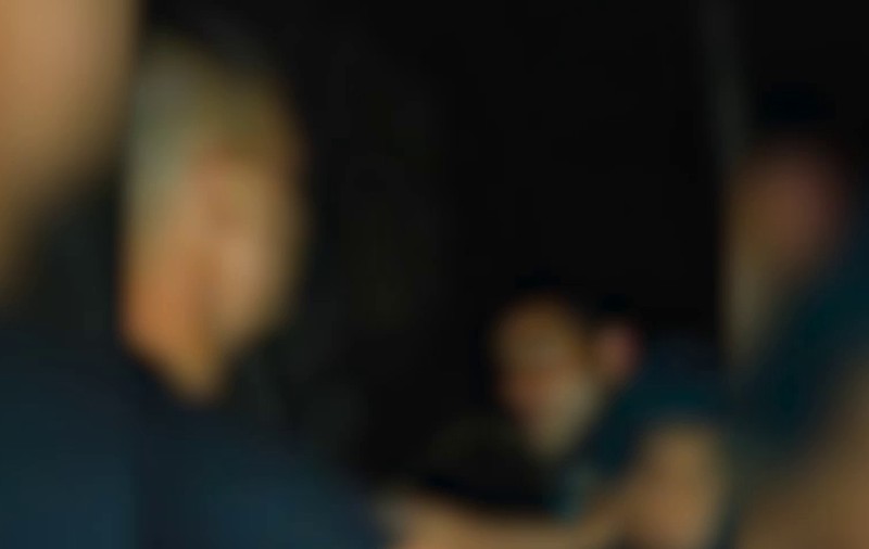 Un tânăr a bătut cu sălbăticie un om al străzii ca să-și sperie fosta iubită. Individul a înregistrat tot și i-a trimis fetei filmarea/ VIDEO
