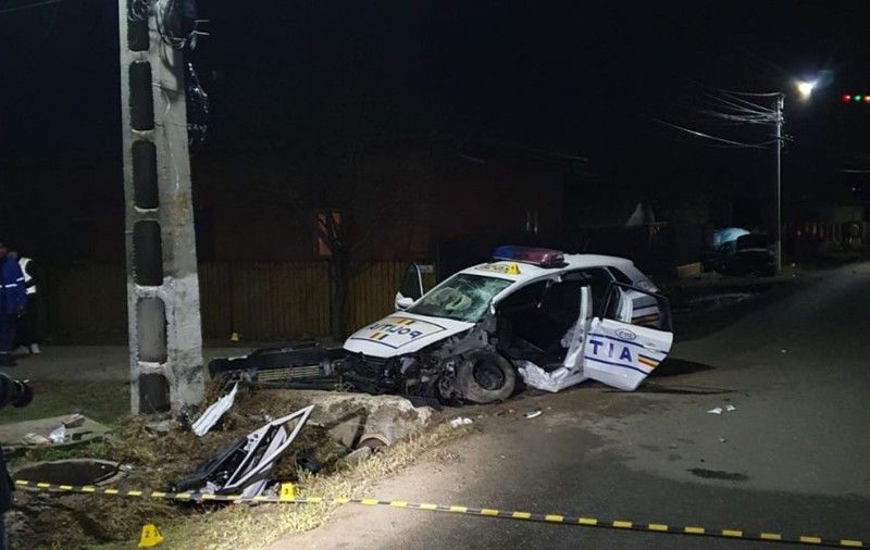 O autospecială a Poliţiei Buzău, implicată într-un accident, în timp ce urmărea un şofer. Două persoane au ajuns la spital